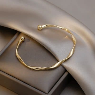 Alternative view of Elegant Twist Simple Bracelet - Fashionable Women's Jewelry for All Occasions