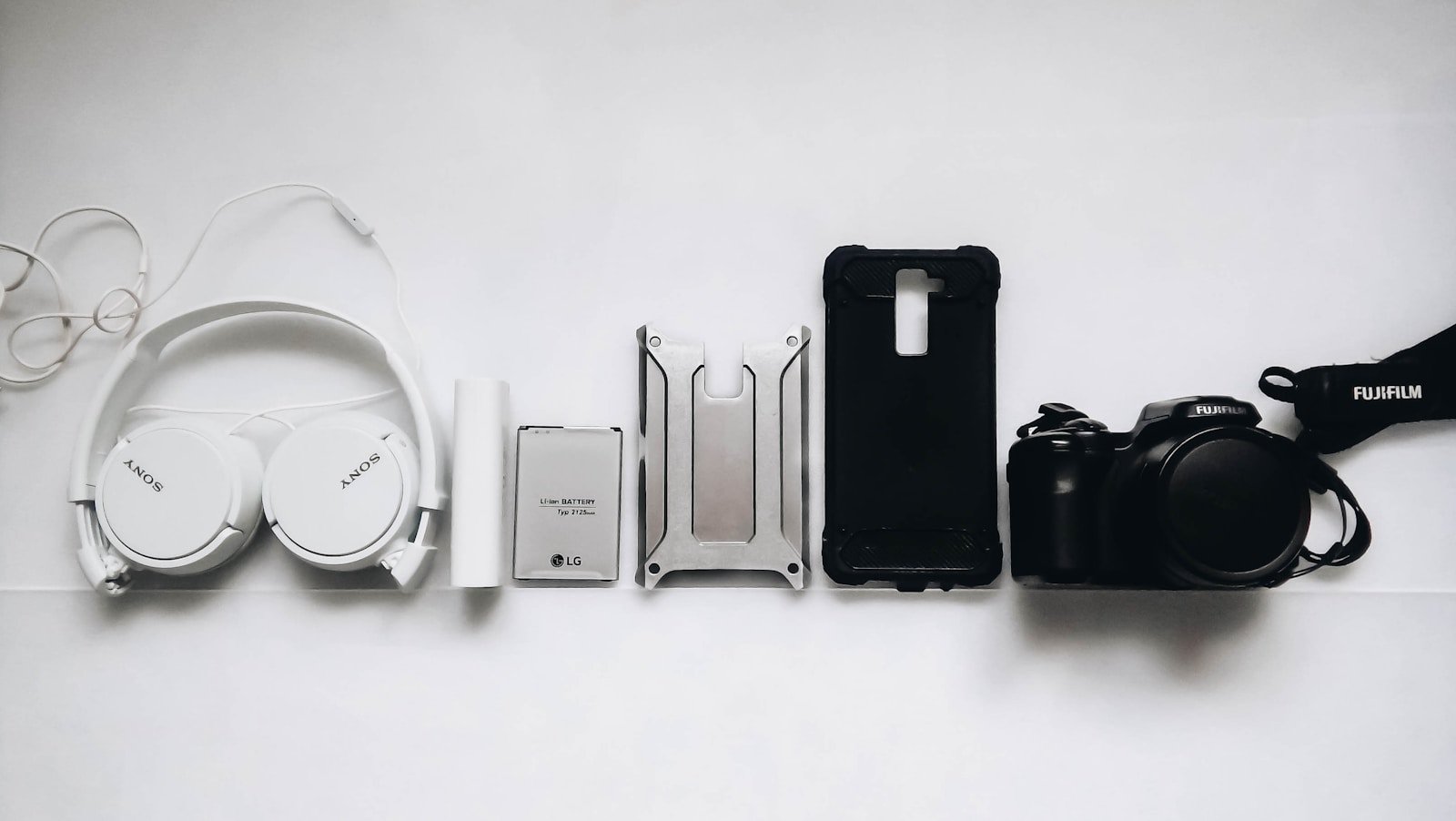 High-quality Sony wireless headphones for clear audio, perfect for listening to music or calls, available at Monalisa Store for premium sound experience.