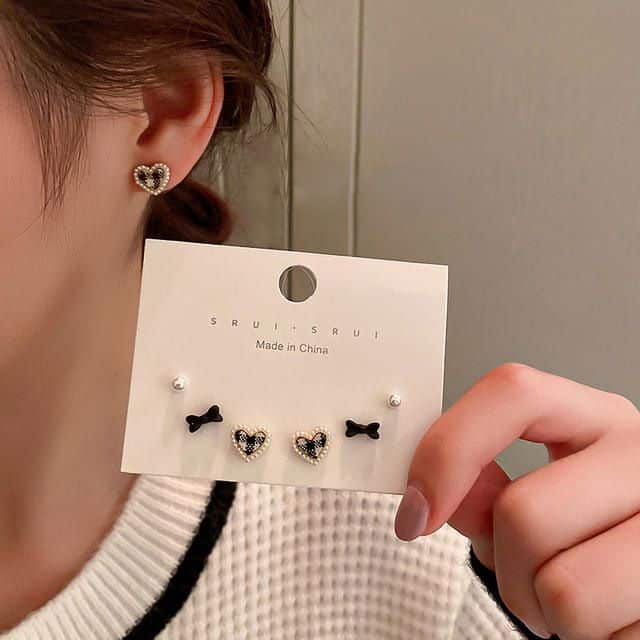Chic Korean Heart Stud Earrings - Image 2