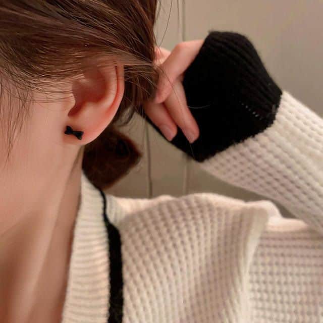 Chic Korean Heart Stud Earrings - Image 4