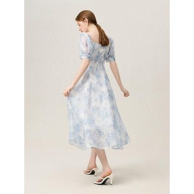 Beautiful women's dress for subtle fashion, ideal for opt shopping or casual outings, featuring a flowy design and pastel blue print. Perfect for those looking to enhance their style with comfortable, stylish clothing.