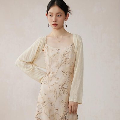 Optical eyewear, stylish glasses, and fashionable accessories for women at Monalisa Store. Discover trendy frames and eye care products to elevate your look.