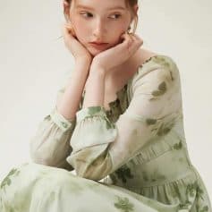 Beautiful woman with stylish glasses, showcasing trendy optical frames at Monalisa Store. Explore fashionable eyeglasses for women at Monalisa Medical.