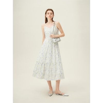 Elegant floral summer dress ideal for casual outings and events, featuring lightweight fabric and a flattering fit. Perfect for stylish women seeking comfort and fashion.