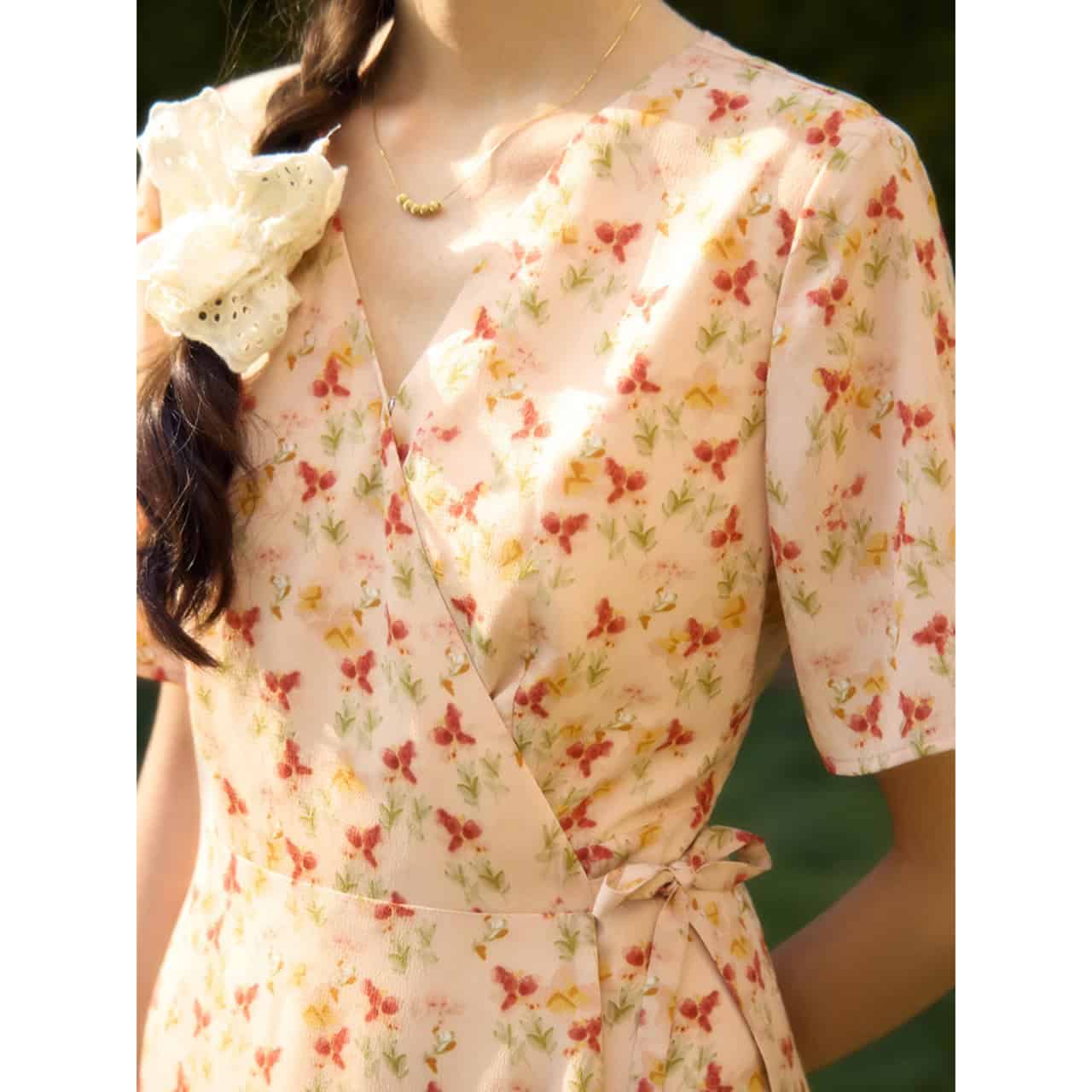Floral women's dress with delicate print, perfect for spring and summer occasions. Light, feminine, and stylish, ideal for enhancing your wardrobe with comfort and elegance.