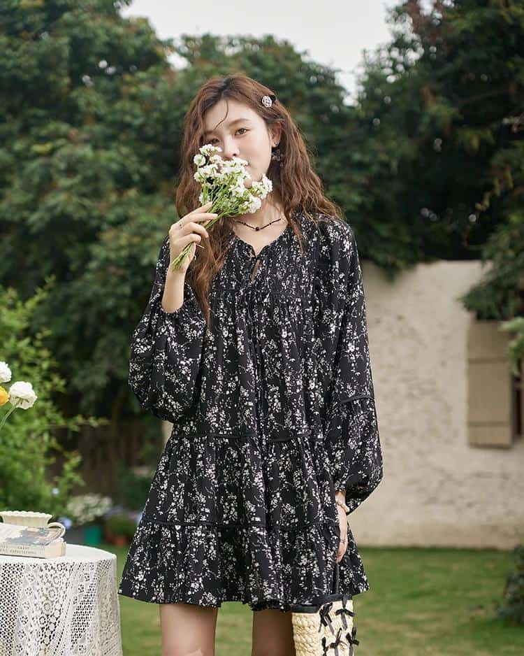 Elegant floral print casual dress for women, perfect for outdoor leisure and garden parties. Comfortable and stylish, suitable for all seasons.