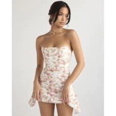 Stylish strapless floral dress perfect for summer events, weddings, or casual outings. Made with lightweight fabric, featuring a fitted silhouette and ruffle hem for a feminine look.
