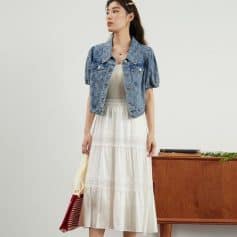 A stylish women’s denim jacket perfect for casual outfits, combining comfort and trendy fashion for everyday wear. Ideal for those seeking fashionable yet practical clothing options.