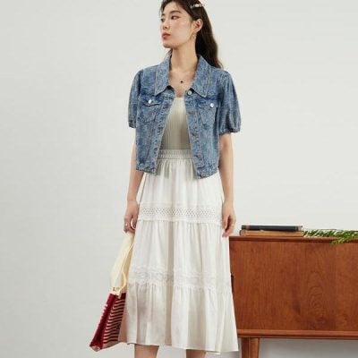 A stylish women’s denim jacket perfect for casual outfits, combining comfort and trendy fashion for everyday wear. Ideal for those seeking fashionable yet practical clothing options.