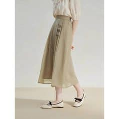 High-waisted beige tulle skirt featuring soft pleats, perfect for sophisticated casual or formal wear. Made with high-quality, breathable fabric for comfort and style.