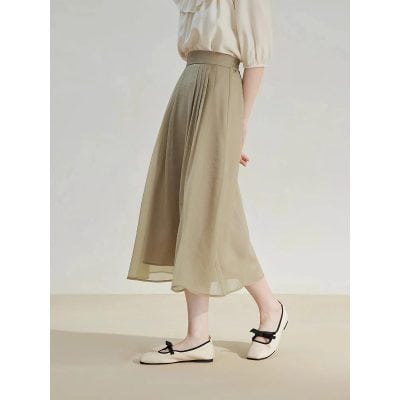 High-waisted beige tulle skirt featuring soft pleats, perfect for sophisticated casual or formal wear. Made with high-quality, breathable fabric for comfort and style.