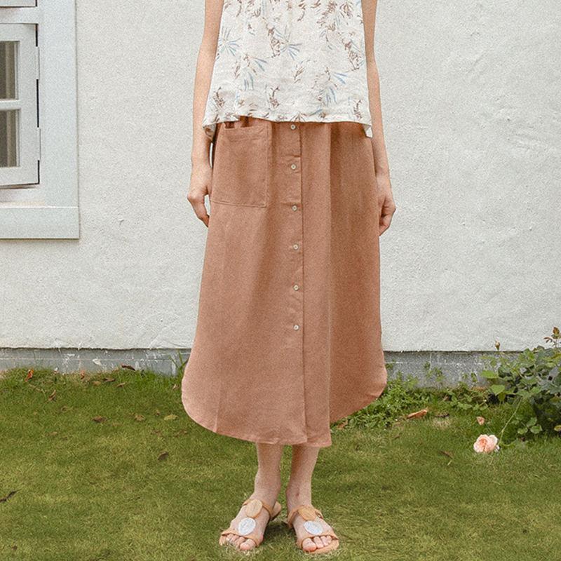 A fashionable brown midi skirt featuring button-down front and large pocket, perfect for everyday wear. Stylish and comfortable, ideal for spring and summer casual outfits.
