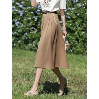 Stylish beige wide-leg trousers perfect for office or casual wear, featuring high waist and pleated design, paired with heels and a white top for a chic look.