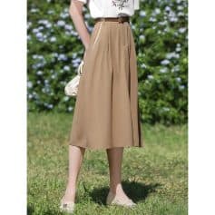 Image shows a woman wearing stylish beige wide-leg trousers, suitable for office or casual wear, paired with a casual top. Perfect for fashionable, comfortable outfits.