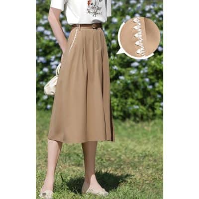 Comfortable beige wide-leg pants featuring ruching and a sleek silhouette, ideal for modern fashion. Designed with attention to detail, these trousers combine style and comfort seamlessly.