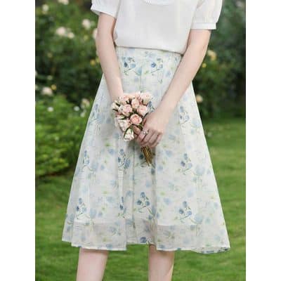 Beautiful pastel-colored floral midi skirt perfect for spring and summer, with a lightweight and breezy design ideal for casual or semi-formal occasions.