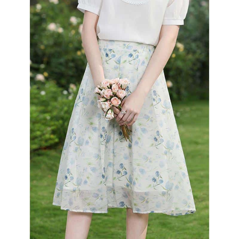 Beautiful pastel-colored floral midi skirt perfect for spring and summer, with a lightweight and breezy design ideal for casual or semi-formal occasions.