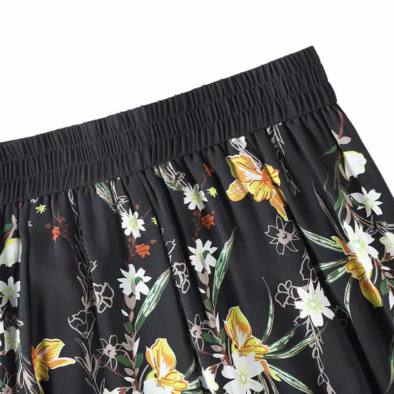 Comfortable black floral lounge pants with vibrant yellow and white flower patterns, perfect for casual wear or relaxation. Made from soft, high-quality fabric for ultimate comfort.