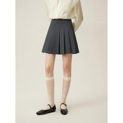 Elegant pleated school skirt for girls, perfect for school uniforms and casual wear, made with high-quality fabric for comfort.