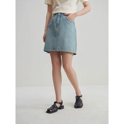 Comfortable denim skirt for women's casual wear, perfect for everyday outfits. High-quality fabric with a classic design to enhance your style effortlessly.