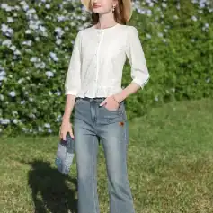 Stylish wide-brim sun hat and white blouse for women, perfect for outdoor fashion, sun protection, and summer style.