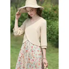 Beautiful women's summer outfit with beige top and floral skirt, ideal for outdoor fashion and casual wear. Perfect for summer outings and garden parties.