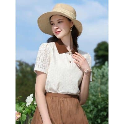 Stylish wide-brim sun hat for women, ideal for outdoor protection and fashion. Perfect accessory for garden, beach, and summer outings, providing sunshade and style.