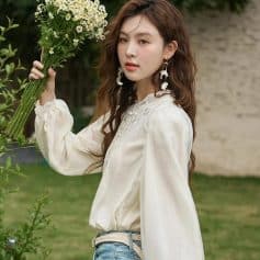 Beautiful young woman holding a bouquet of daisies outdoors, showcasing stylish clothing, floral accessories, and natural beauty. Perfect for fashion, casual wear, or seasonal events.