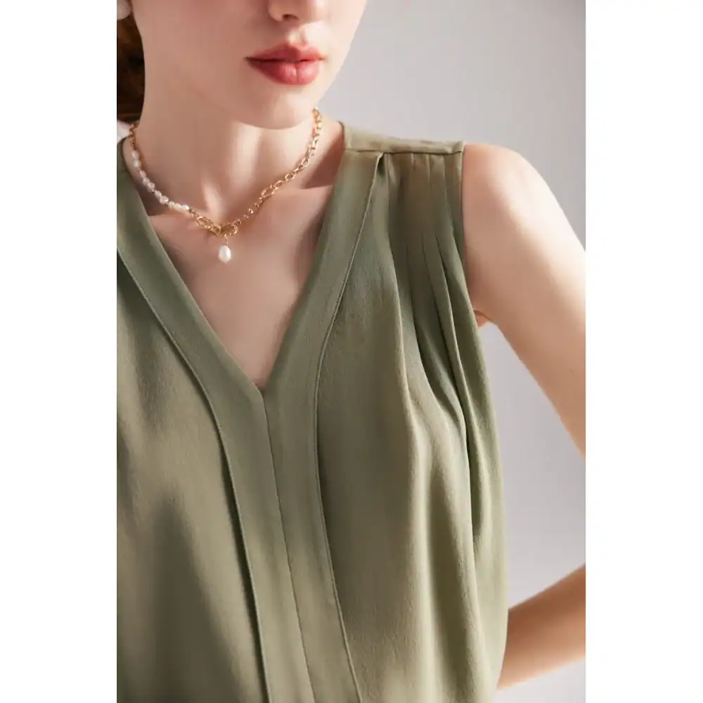 Elegant pearl and gold necklace, perfect for chic fashion and jewelry lovers, offering a stylish accessory to enhance your look.