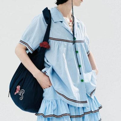 Comfortable and stylish blue eye-care scrub set with ruffled details, perfect for optical professionals and optometrists.