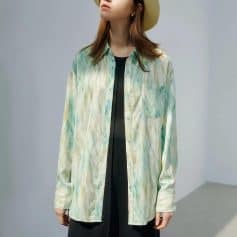 High-quality women's casual shirt with a soft, colorful watercolor pattern, perfect for fashion-forward individuals. Ideal for daily wear and elegant outings.