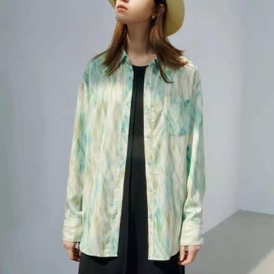 High-quality women's casual shirt with a soft, colorful watercolor pattern, perfect for fashion-forward individuals. Ideal for daily wear and elegant outings.