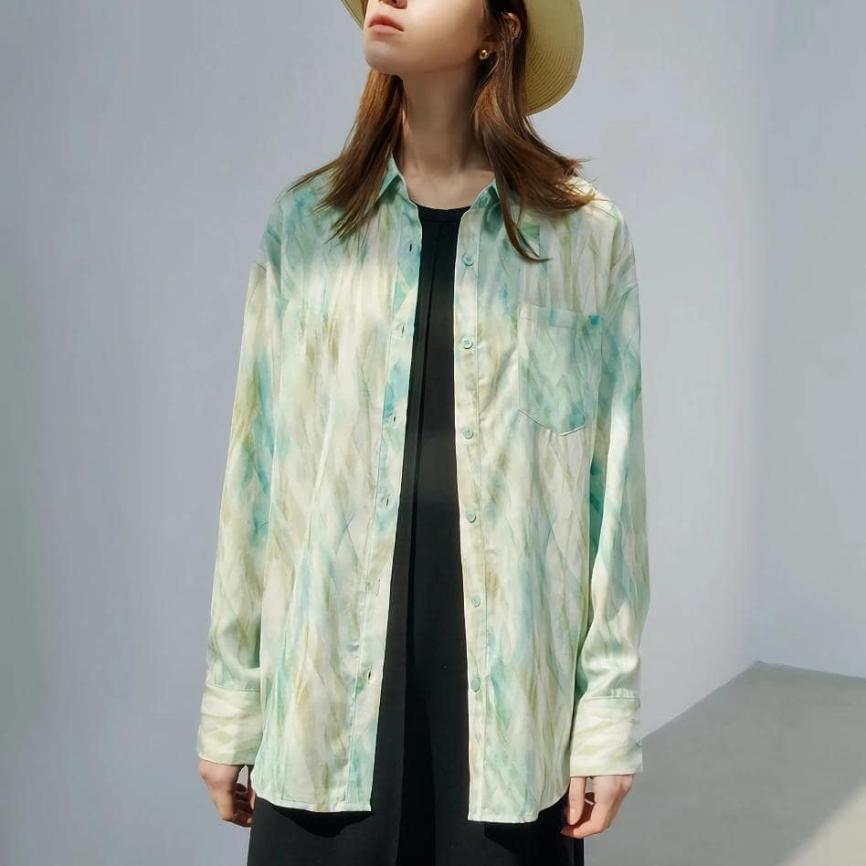 High-quality women's casual shirt with a soft, colorful watercolor pattern, perfect for fashion-forward individuals. Ideal for daily wear and elegant outings.