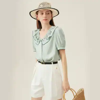 Stylish wide-brim straw sun hat for women perfect for summer outdoor activities and beach trips. Breathable material, fashionable design, UV protection, lightweight, and comfortable fit for all-day wear.