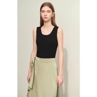 Elegant women's fashion featuring minimalist styles, perfect for office or everyday wear. Discover timeless outfits at Monalisa Store for modern and stylish looks.