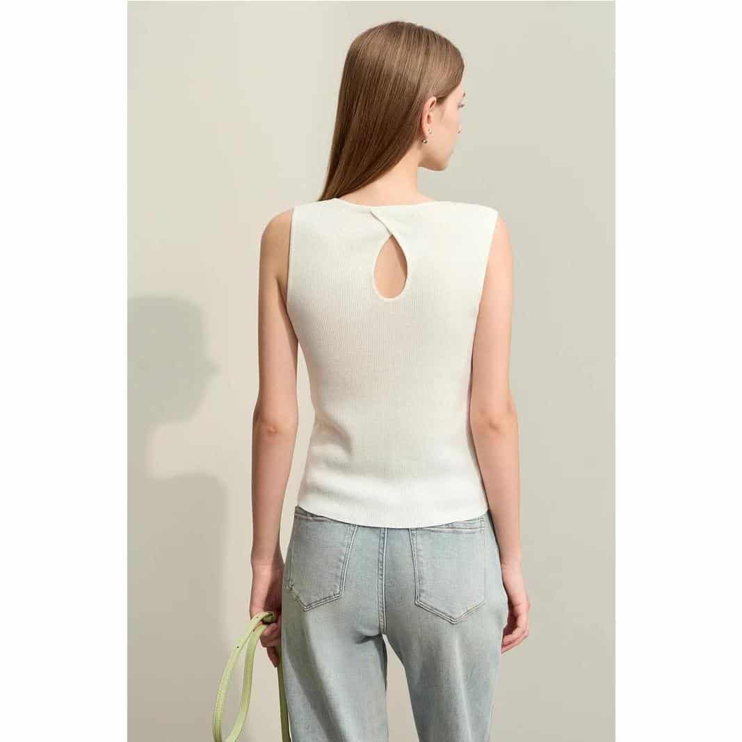 Elegant sleeveless white top with a stylish keyhole back design, perfect for fashionable and comfortable everyday wear. Ideal for boosting confidence and enhancing skin health.