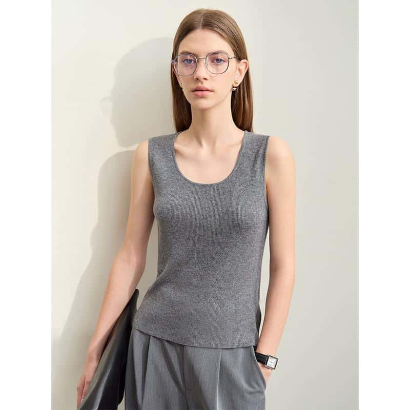 Elegant gray sleeveless top perfect for optical shop staff or opticians, combining comfort and style for professional environments.