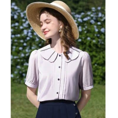 Stylish women's sun hat perfect for outdoor activities, shading your face from the sun. Made with breathable materials, ideal for summer trips, gardening, or seaside days.