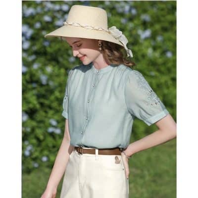 Wide-brim straw sun hat with floral accents, perfect for outdoor fashion and sun protection.