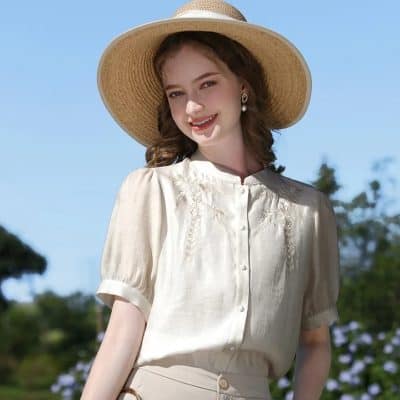 Stylish wide-brim straw hat perfect for summer, outdoor activities, and sun protection. Lightweight, fashionable, and comfortable against the sun and UV rays.