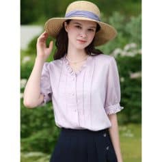 Elegant woman wearing a pale pink blouse and stylish wide-brim hat, perfect for sunny days. Ideal for fashion and outdoor accessories shopping at Monalisa Store.