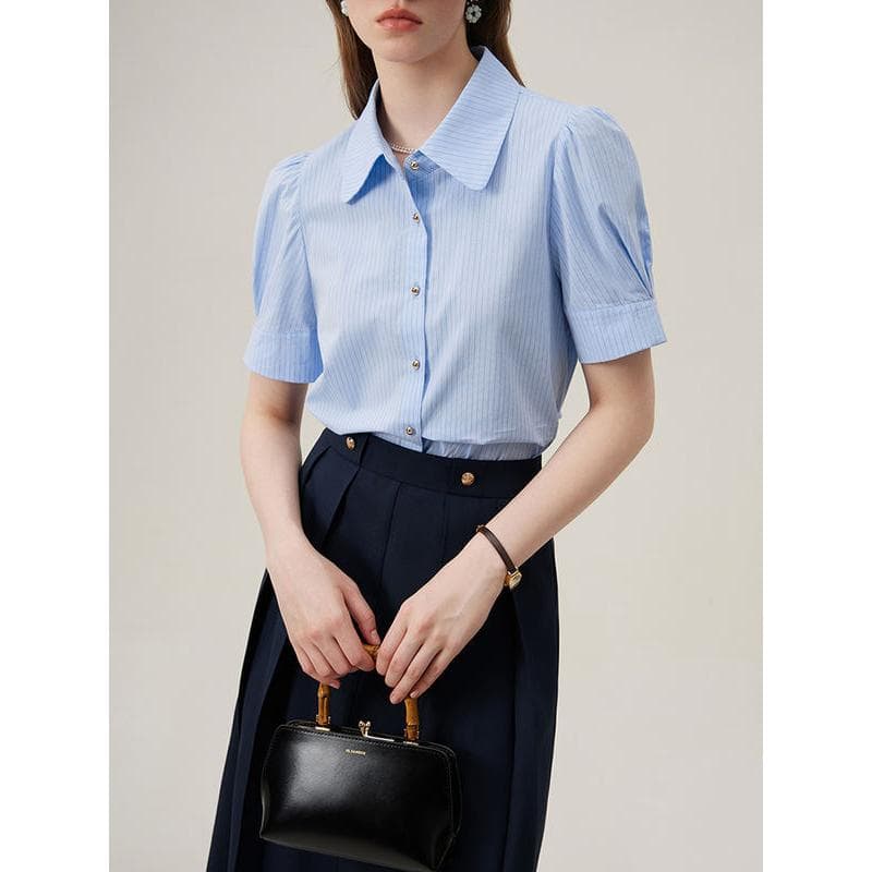 Stylish reading glasses and sunglasses at Monalisa Store, your premier optometry destination for high-quality optical frames and eye care solutions.