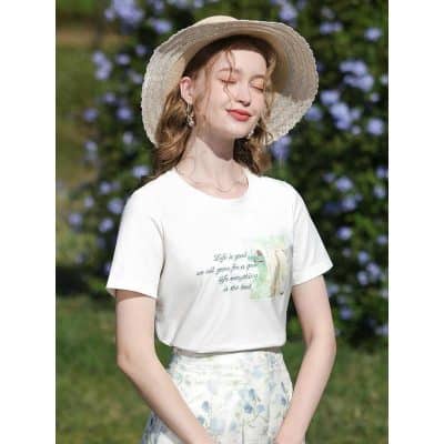 Elegant wide-brim straw sun hat perfect for outdoor activities and summer fashion.