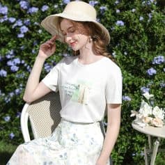 A stylish wide-brim sun hat perfect for outdoor activities, shading your face from the sun and adding charm to your summer look. Ideal for garden parties, beach outings, or casual strolls.