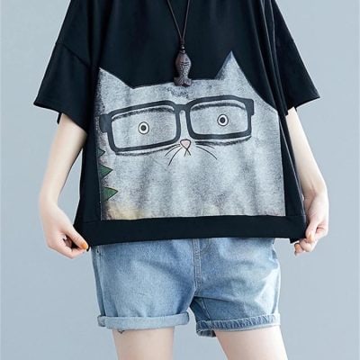 Comfortable unisex cat graphic t-shirt with glasses design, perfect for casual outings and fashion-forward individuals. Made from soft, breathable fabric for all-day wear.
