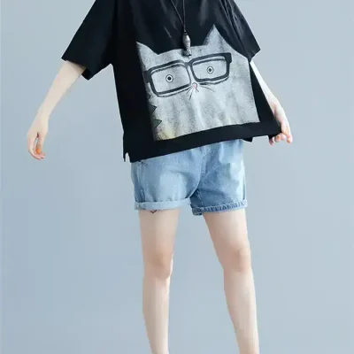 Stylish casual black T-shirt featuring a cute cat face with glasses, perfect for everyday wear or casual outings.