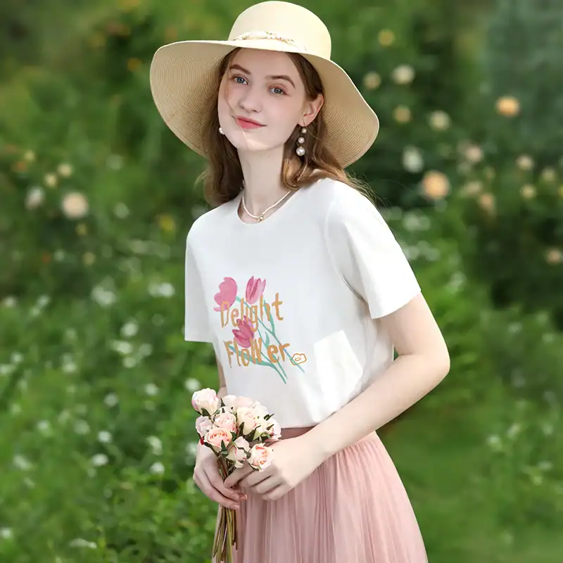 Cute floral print T-shirt with "Delight Flowe" text, perfect for spring and summer wear.