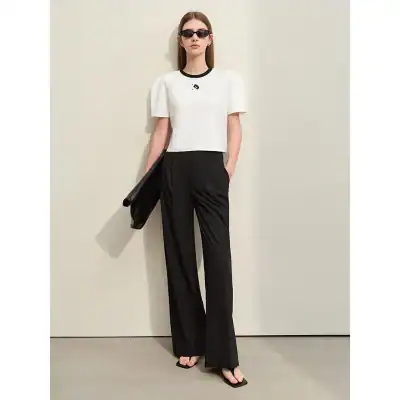 Sleek black rectangular sunglasses for women, UV protection, high-quality fashion eyewear for trendy looks. Perfect for summer outings and stylish accessories.