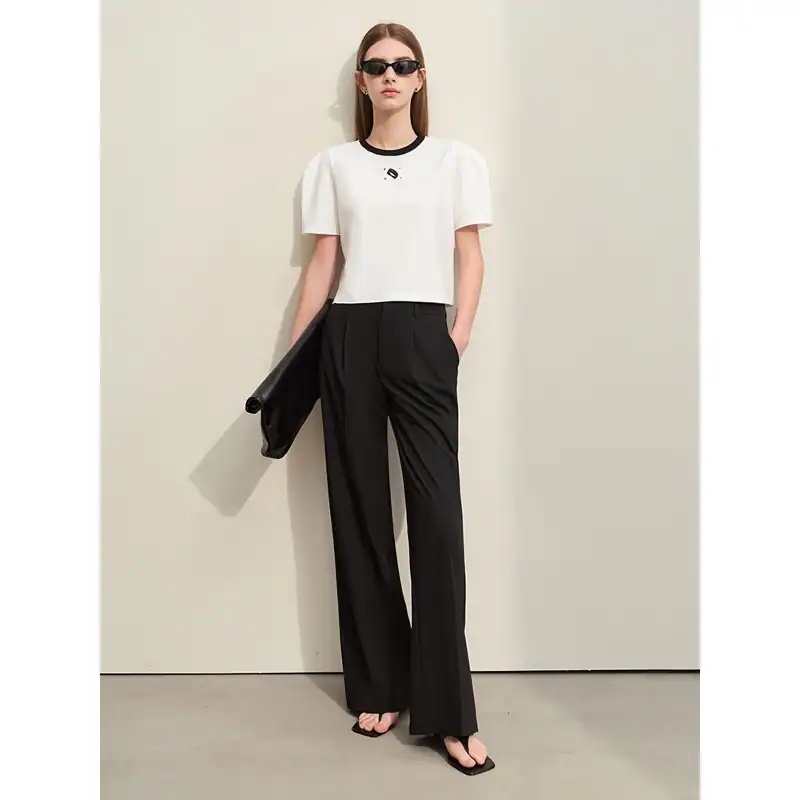 Sleek black rectangular sunglasses for women, UV protection, high-quality fashion eyewear for trendy looks. Perfect for summer outings and stylish accessories.