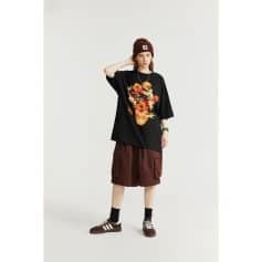 Stylish black oversized T-shirt with colorful skull design, perfect for casual fashion and streetwear.